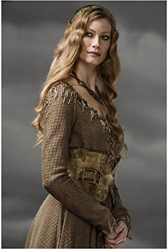 Vikingler Alyssa Sutherland, Prenses Aslaug olarak El Ele Tutuşarak Geriye Bakıyor 8 x 10 Fotoğraf